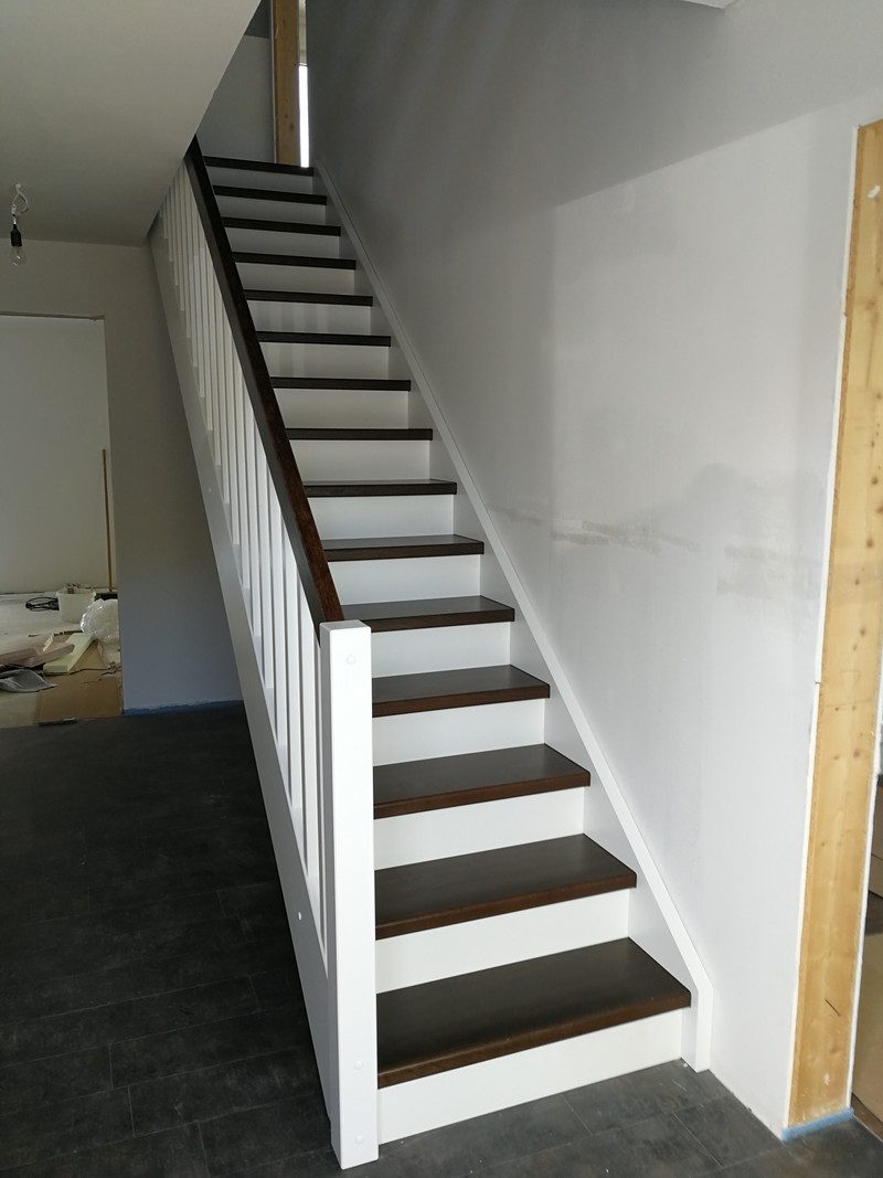Massiv Holztreppe Weiß-Braun