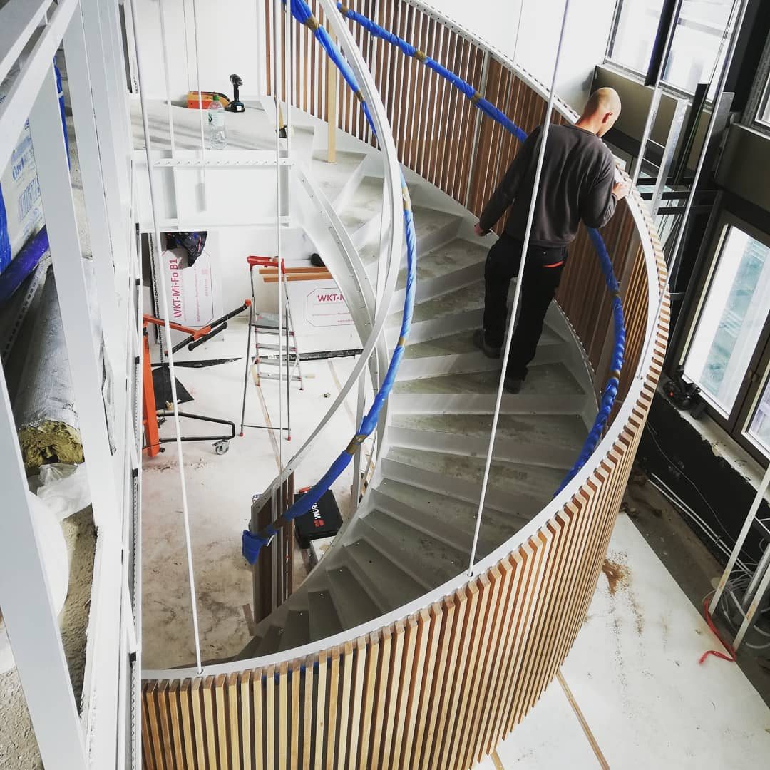 Lattenverkleidung an Wendeltreppe