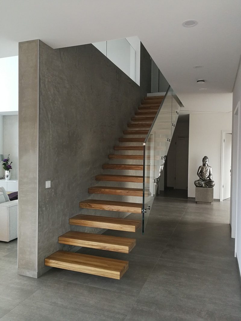 Moderne Kragarmtreppe aus massiver Eiche