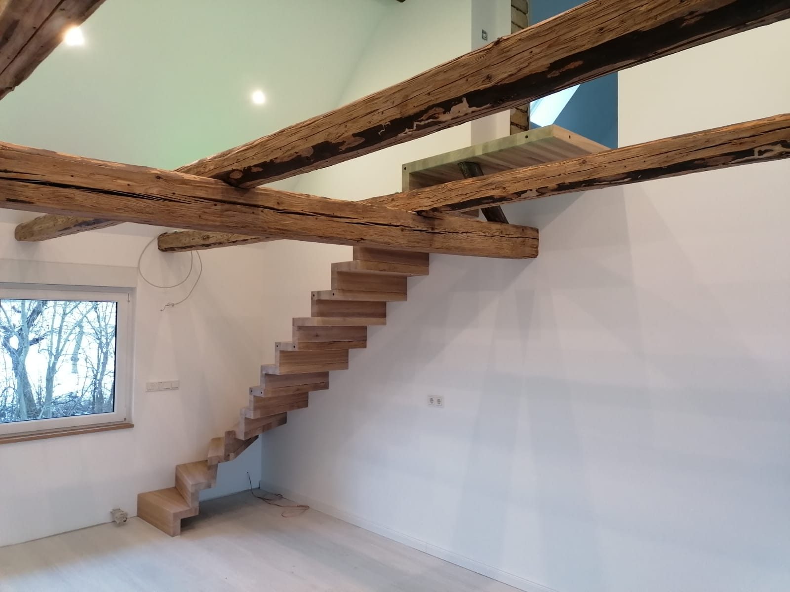Massive rustikale Faltwerktreppe